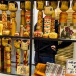 Dekoracyjne figurki sprzedawane na Tragu Japońskim w Krakowie