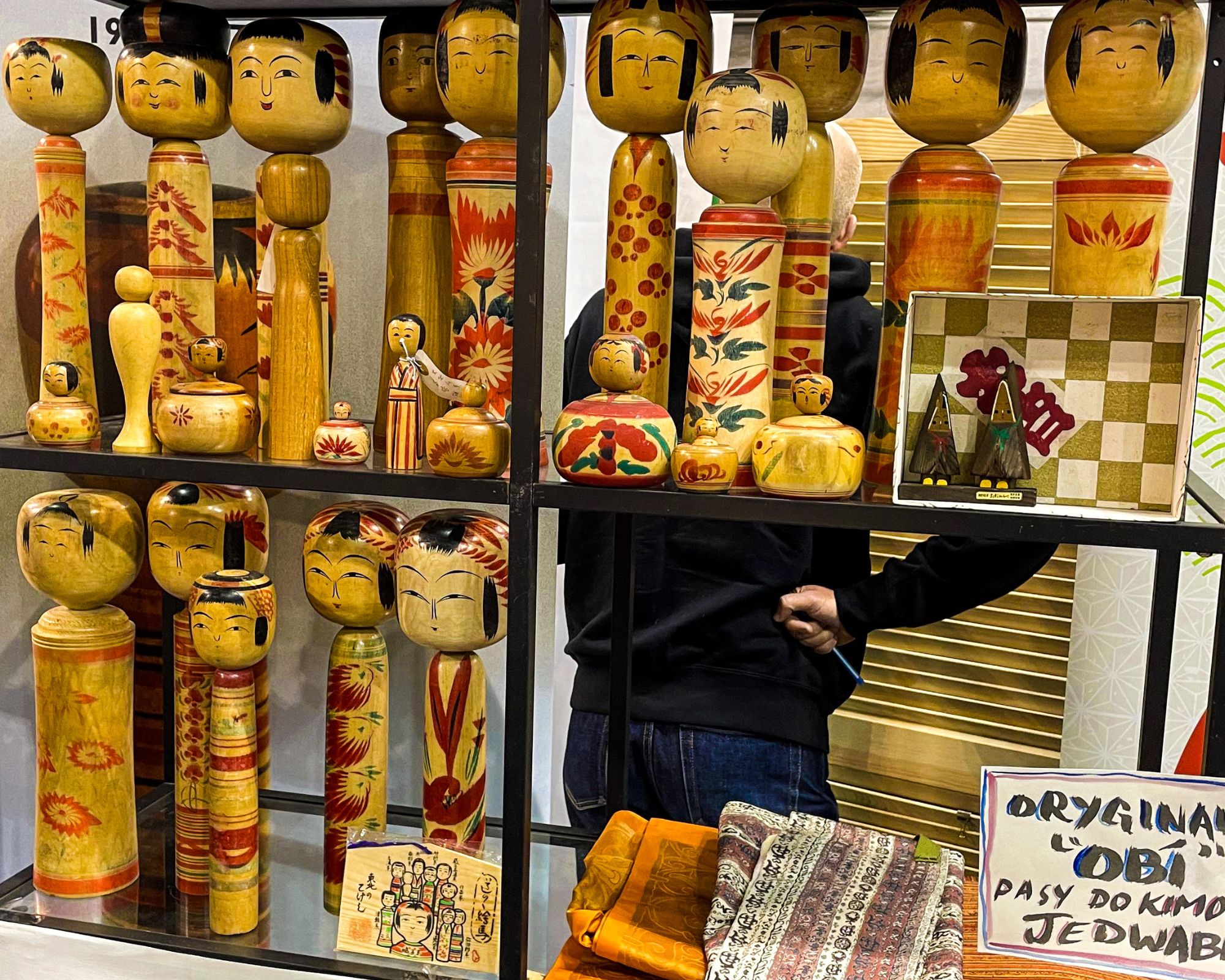 Dekoracyjne figurki sprzedawane na Tragu Japońskim w Krakowie