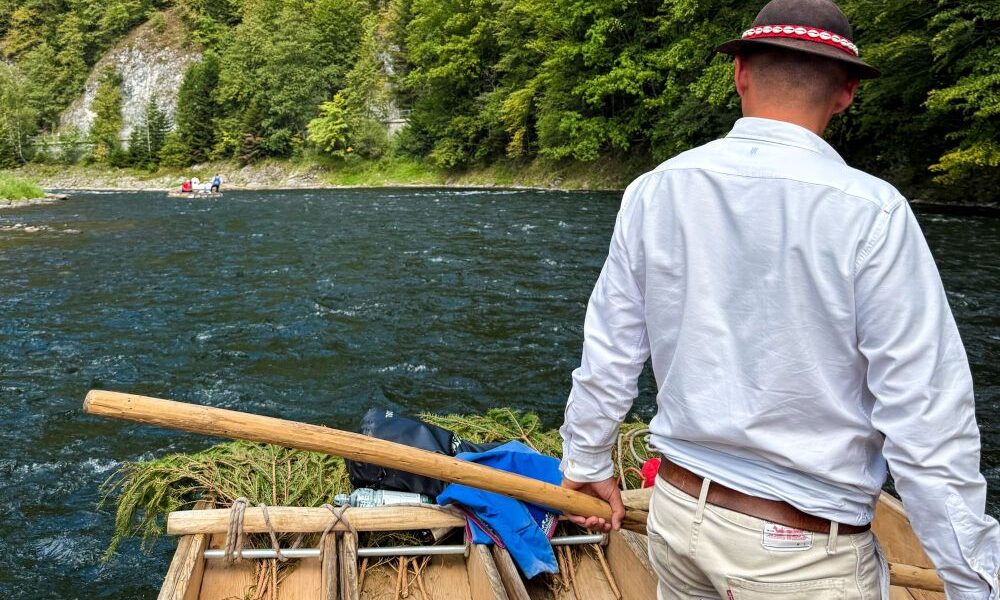 Początek spływu Dunajcem - flisak na tratwie