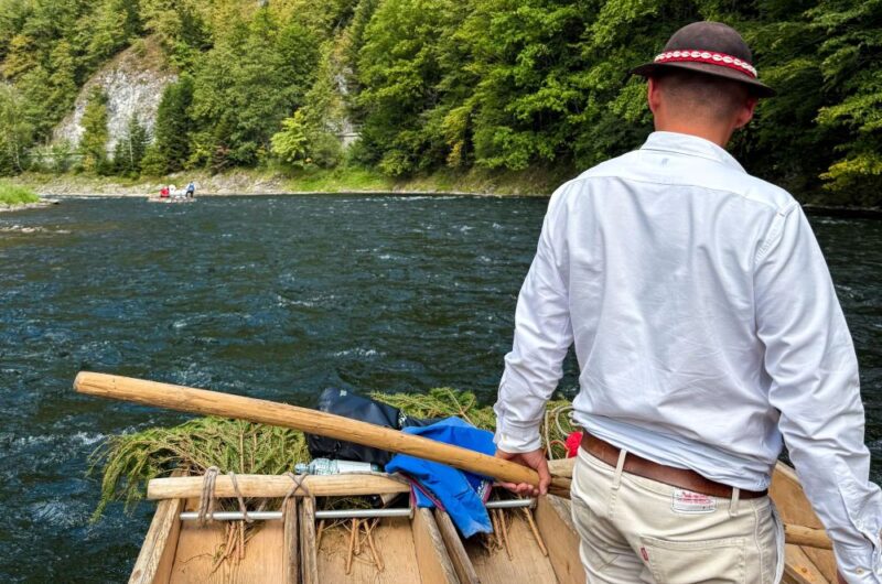 Początek spływu Dunajcem - flisak na tratwie