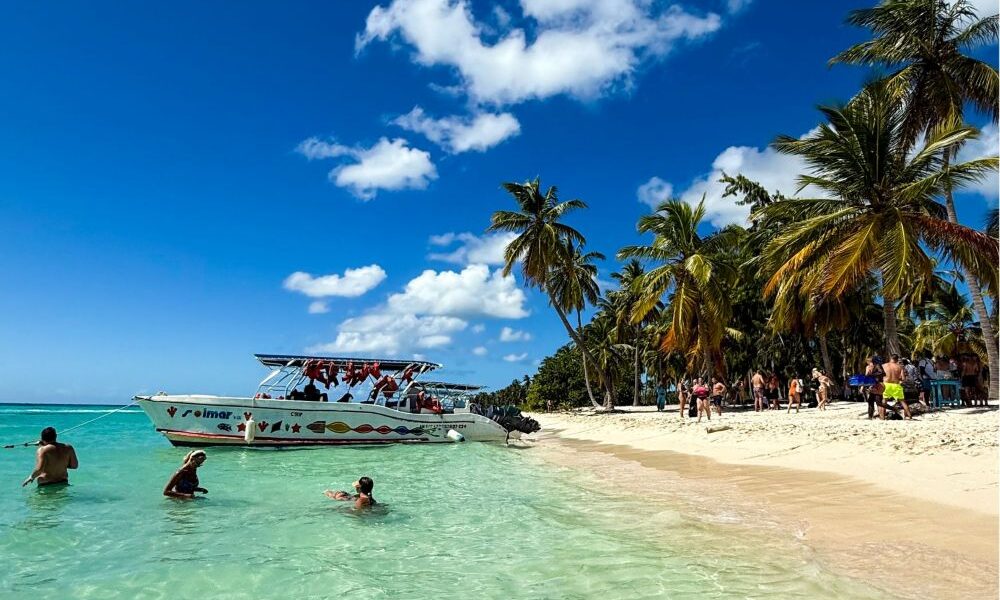 Plaże na Saonie w pełnym słońcu i z turkusową wodą - taki widok może zależeć od pogody i decyzji kiedy jechać na Dominikanę