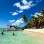 Plaże na Saonie w pełnym słońcu i z turkusową wodą - taki widok może zależeć od pogody i decyzji kiedy jechać na Dominikanę