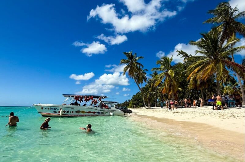 Plaże na Saonie w pełnym słońcu i z turkusową wodą - taki widok może zależeć od pogody i decyzji kiedy jechać na Dominikanę