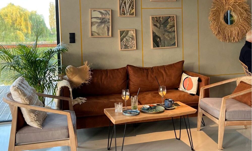 Malediva Café w Parku Lotników – przytulna kawiarnia w Krakowie z widokiem na staw i wnętrzem w stylu boho.