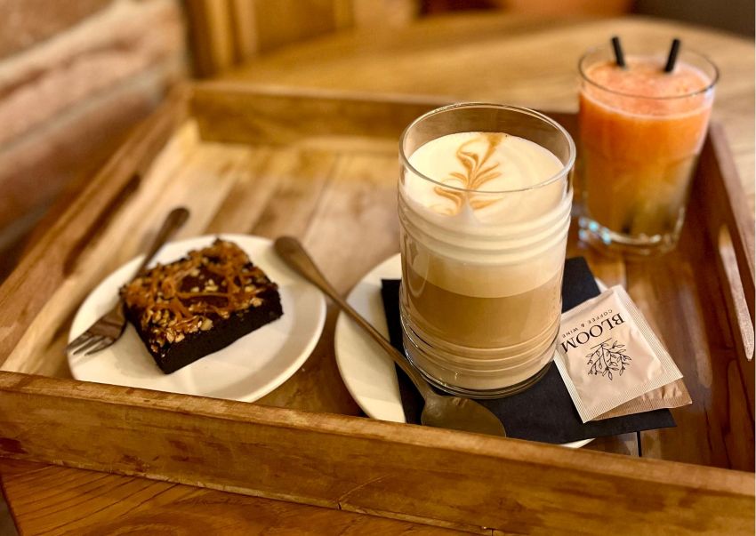 Przytulna kawiarnia w Krakowie - na tacy kawa, torcik oraz sok