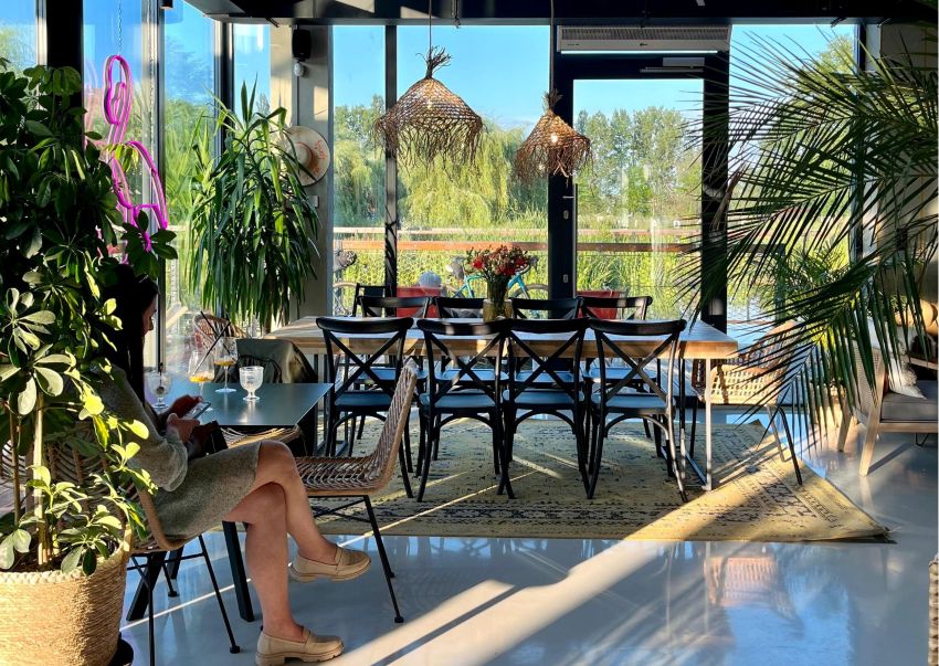 Przytulne kawiarnie w Krakowie – Malediva Café, spokojna oaza wśród zieleni Parku Lotników.