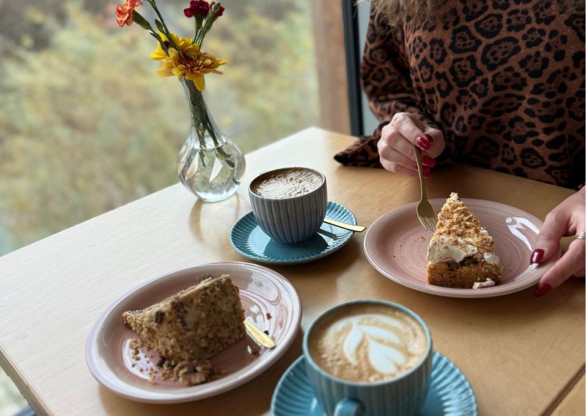 Kawa i ciasta podane w kawiarni Cafe Zakrzówek w Krakowie