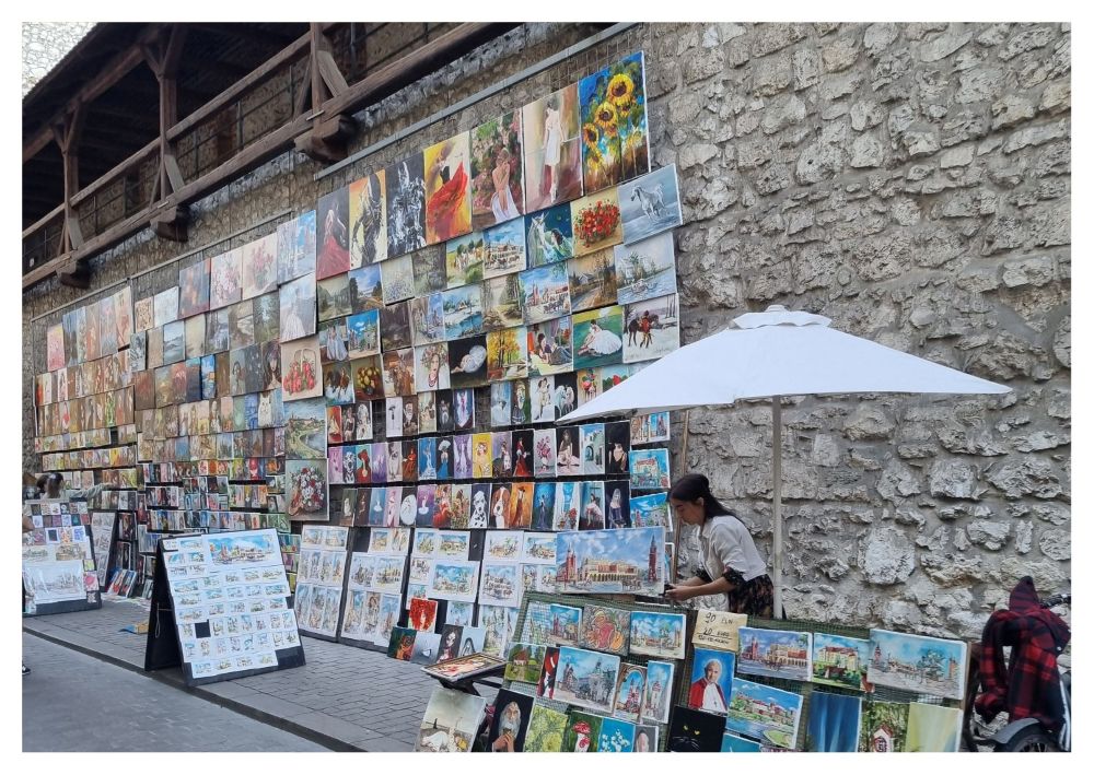Pomysł na prezent z Krakowa - obrazy sprzedawane przez lokalnych artystów pod Bramą Floriańską