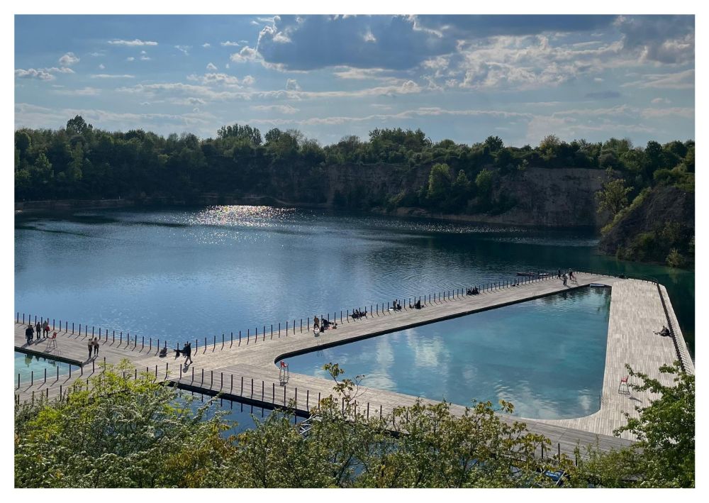 Zakrzówek Kraków – widok na turkusowy zalew i skały, jedno z polecanych miejsc gdzie na spacer w Krakowie.