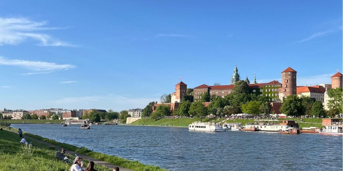 Bulwary Wiślane w Krakowie z widokiem na Wawel – spacer nad Wisłą w centrum miasta.