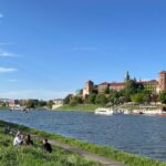 Bulwary Wiślane w Krakowie z widokiem na Wawel – spacer nad Wisłą w centrum miasta.