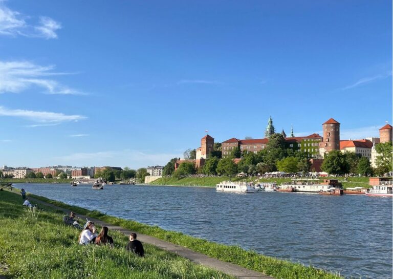 Bulwary Wiślane w Krakowie z widokiem na Wawel – spacer nad Wisłą w centrum miasta.