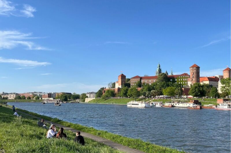 Bulwary Wiślane w Krakowie z widokiem na Wawel – spacer nad Wisłą w centrum miasta.