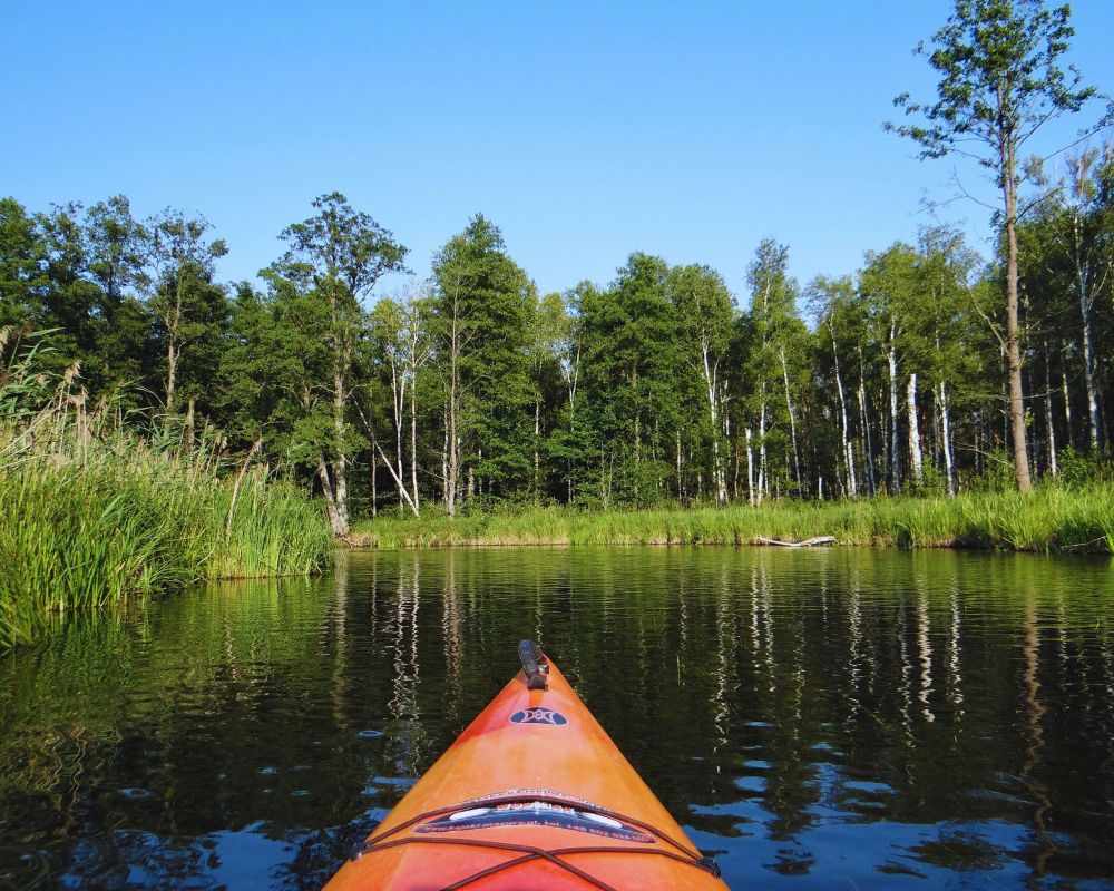 spływ kajakowy rzeką Krutynią Mazury majówka w Polsce natura