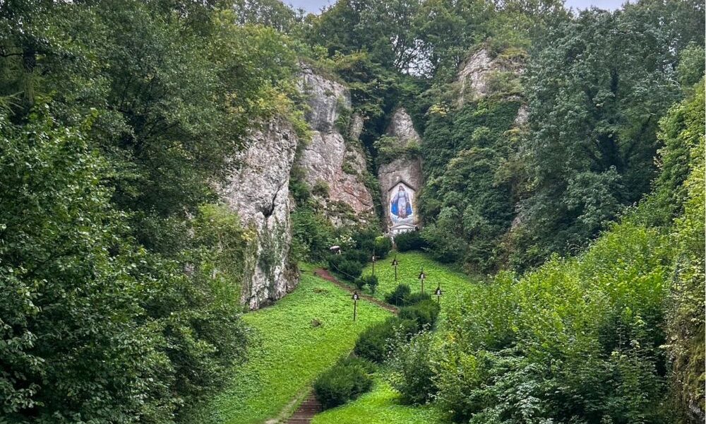 Obraz Matki Boskiej Skalskiej w jednej z dolinek krakowskich - Dolinie Mnikowskiej