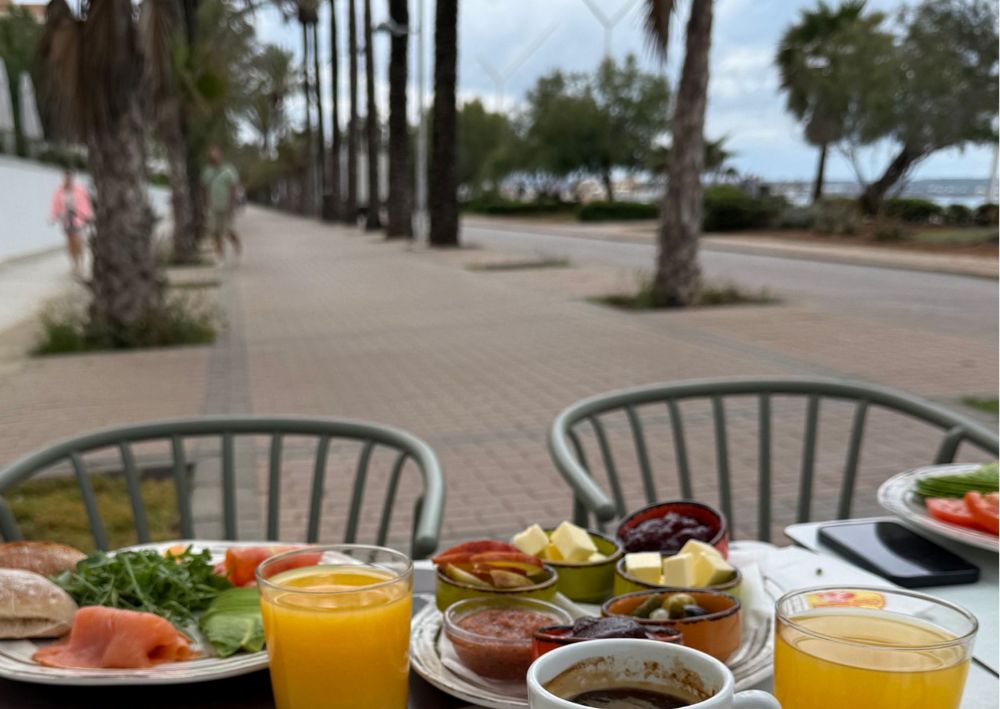 Stolik ze śniadaniem w restauracji przy promenadzie na Majorce