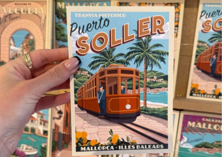 Port de Sóller na Majorce – pocztówka z zabytkowym tramwajem trzymana w dłoni, Majorka plan zwiedzania
