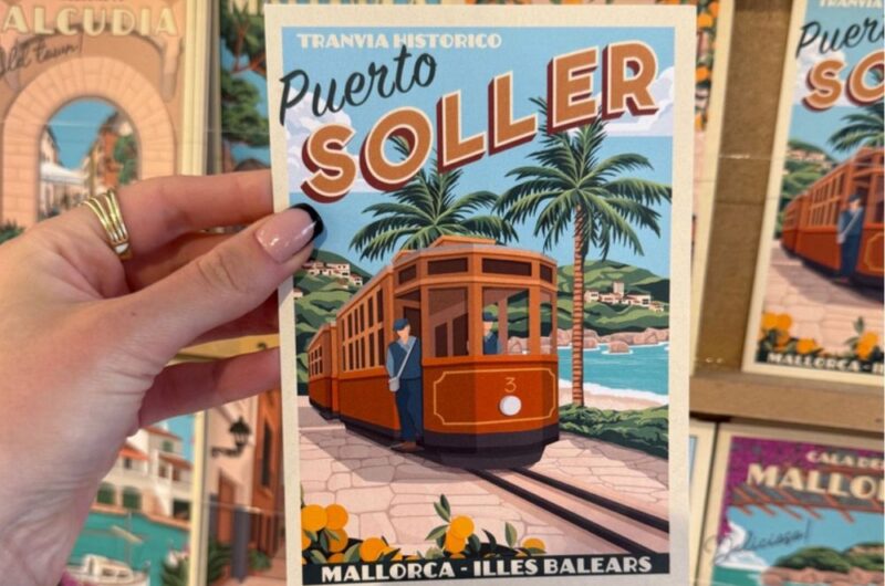 Port de Sóller na Majorce – pocztówka z zabytkowym tramwajem trzymana w dłoni, Majorka plan zwiedzania