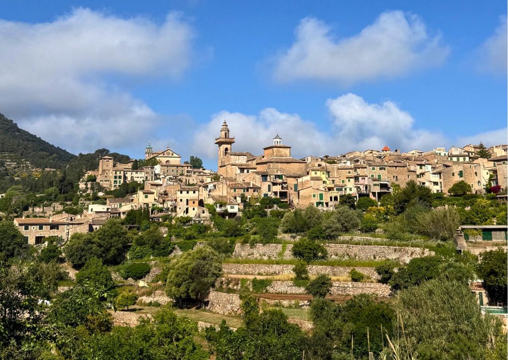Majorka plan zwiedzania – widok na Valldemossę, klimatyczne miasteczko w górach Majorki