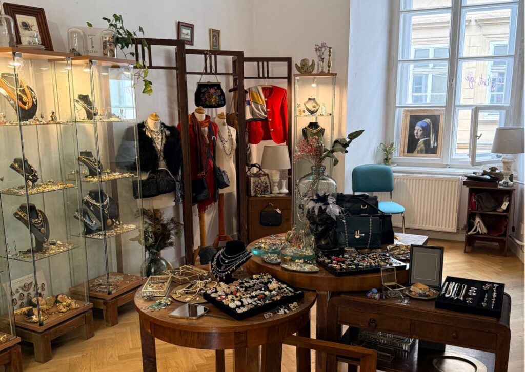 Vintage shop w Krakowie z biżuterią vintage, kolczykami, klipsami i jedwabnymi apaszkami w klimatycznym wnętrzu nad Rynkiem Głównym. Galeria 1 Piętro — butik vintage w zabytkowej kamienicy w centrum Krakowa.