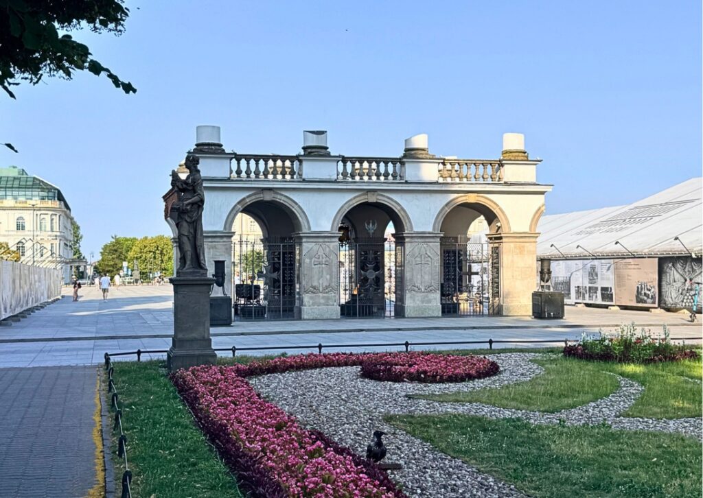 Grób Nieznanego Żołnierza w Warszawie – bezpłatna atrakcja Warszawy: zmiana warty o pełnej godzinie